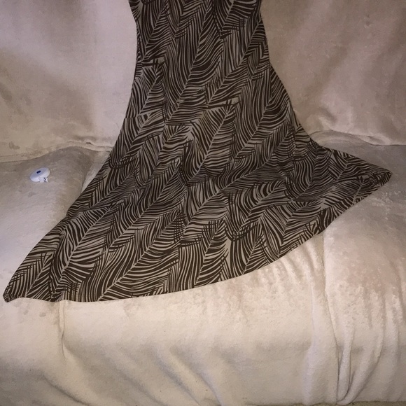 BCBG Maxazria Small tan and brown palm leaves pattern dress 💕 - Picture 7 of 7